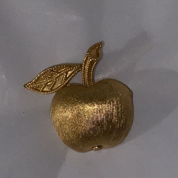 Crown Trifari Vintage Signed Brushed Gold Tone Apple Pin Brooch - Picture 7 of 10